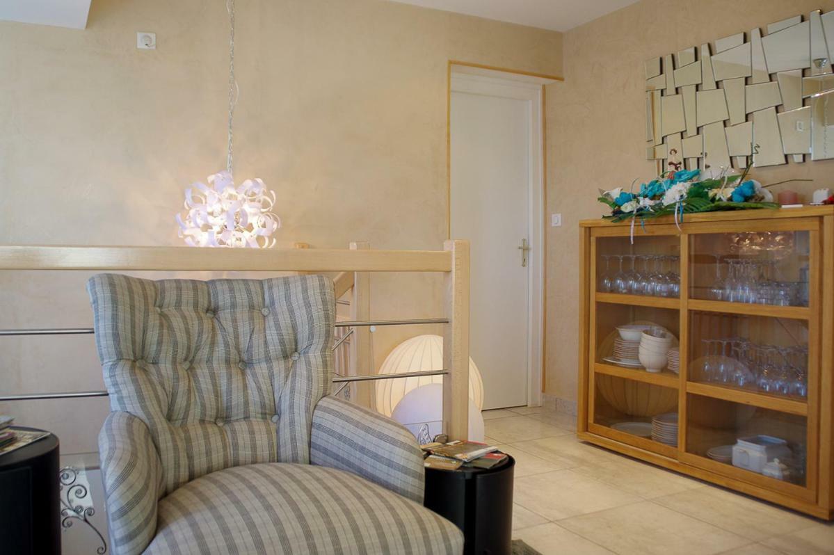 Guest House Domaine Des Grouilleres Saint-Clair-du-Rhone Exterior photo